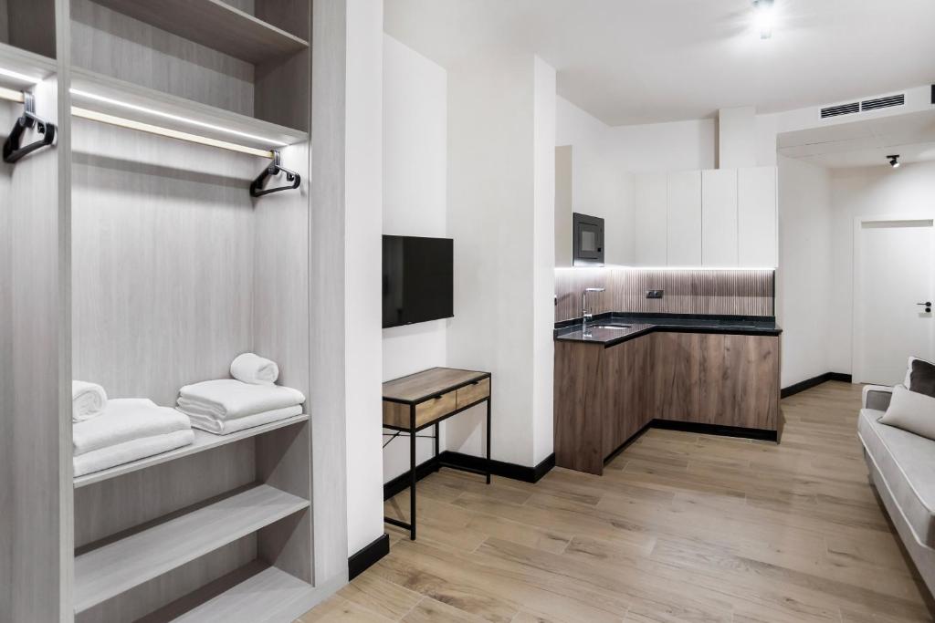 Hotel Aptos Alejandra Home by Maxi Hoteles - Resim 13