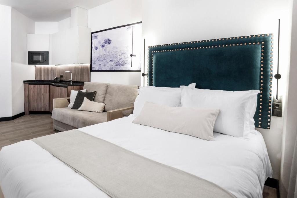 Hotel Aptos Alejandra Home by Maxi Hoteles - Resim 6