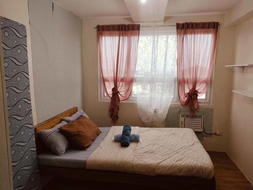 ダバオシティにあるSeawind Condo Tower 4, Studio Fully Furnishedのテディベアのベッドがある寝室