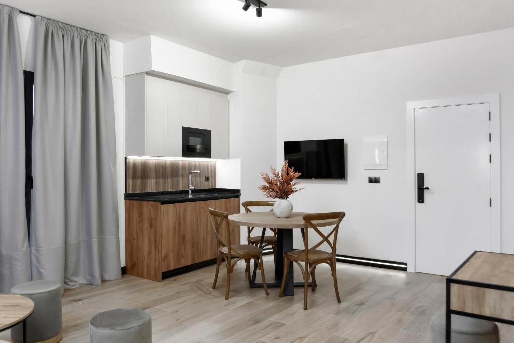 Hotel Aptos Alejandra Home by Maxi Hoteles - Resim 19