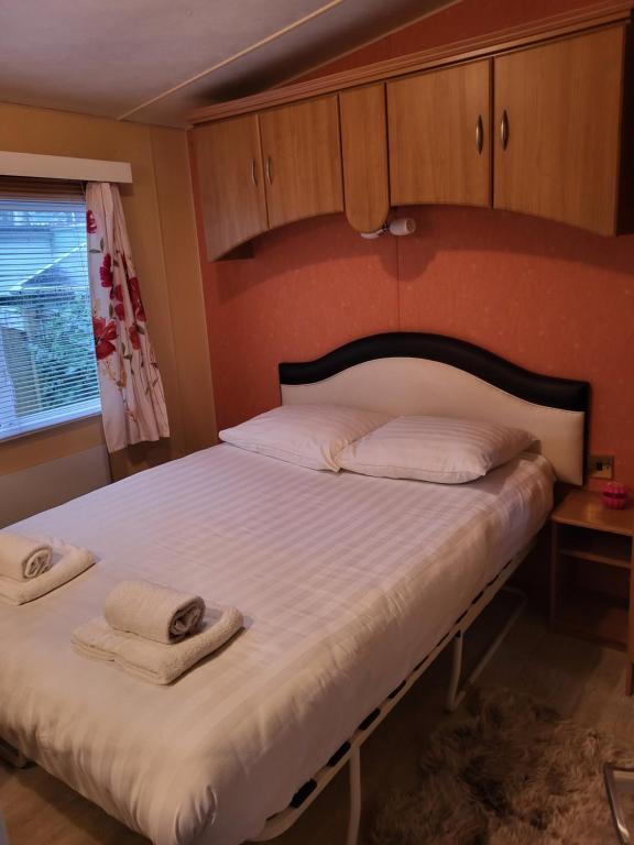 Postel nebo postele na pokoji v ubytování Gerenoveerd chalet met tuin