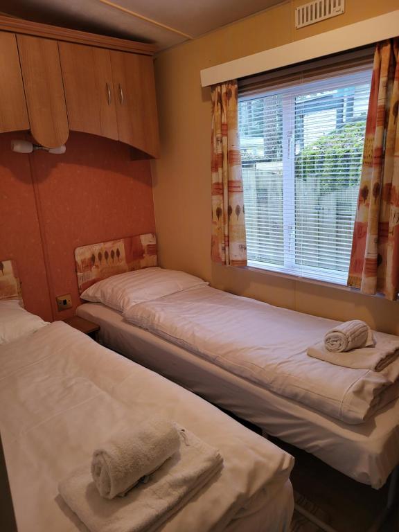 Postel nebo postele na pokoji v ubytování Gerenoveerd chalet met tuin