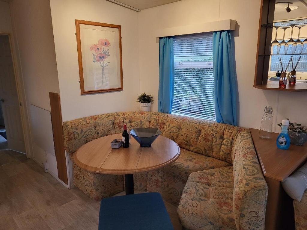 Posezení v ubytování Gerenoveerd chalet met tuin