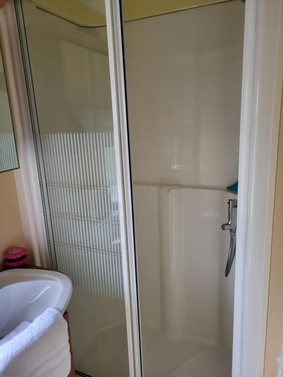 Koupelna v ubytování Gerenoveerd chalet met tuin