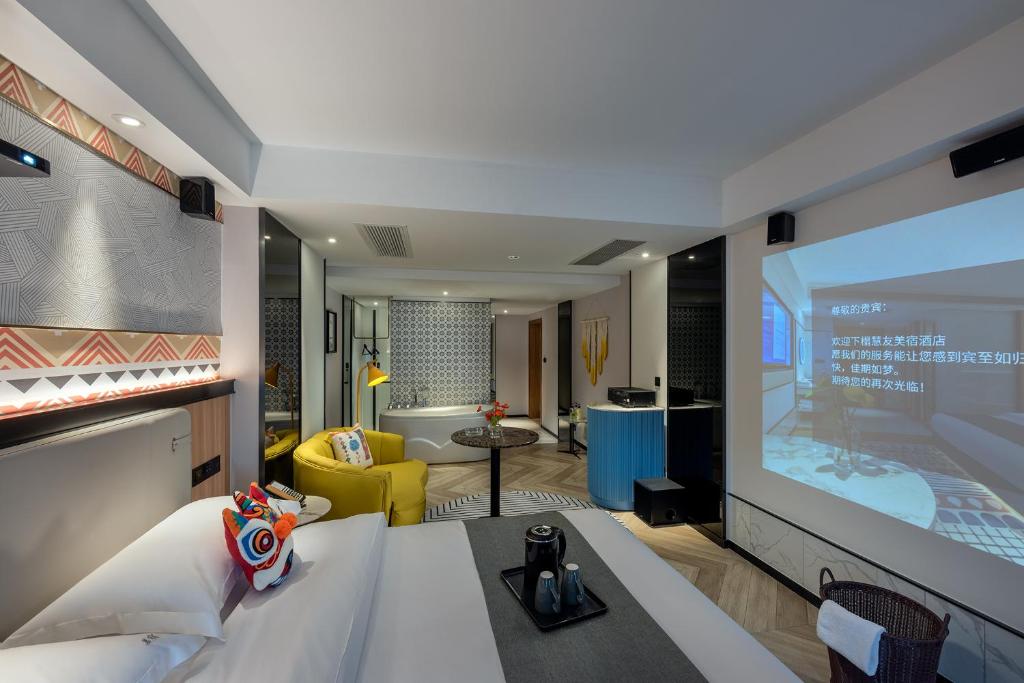 TV a/nebo společenská místnost v ubytování Lijiang MΛISON Hotel