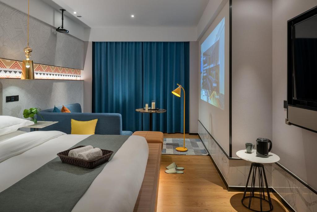 TV a/nebo společenská místnost v ubytování Lijiang MΛISON Hotel