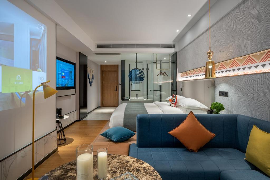 TV a/nebo společenská místnost v ubytování Lijiang MΛISON Hotel