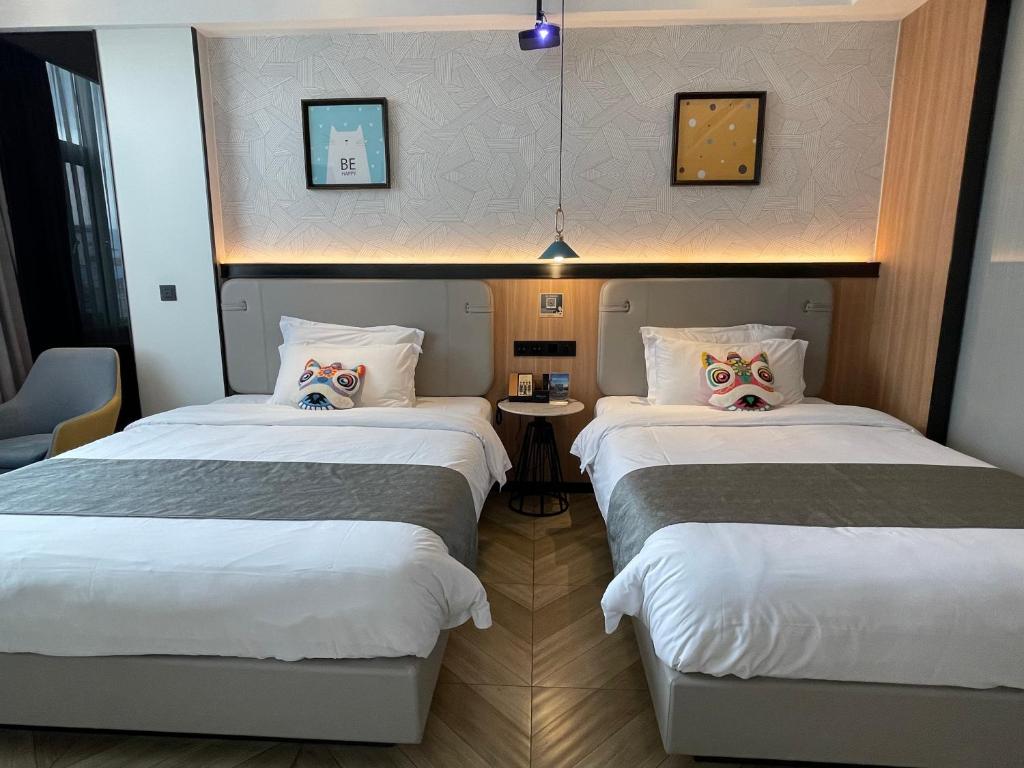 Postel nebo postele na pokoji v ubytování Lijiang MΛISON Hotel