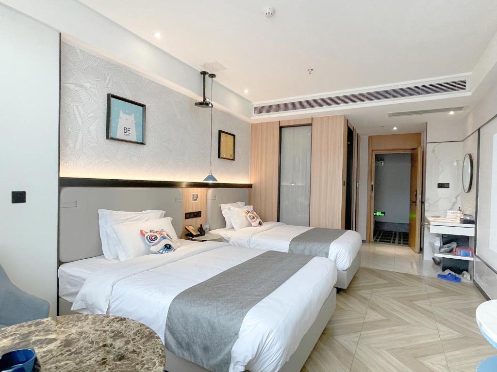 Postel nebo postele na pokoji v ubytování Lijiang MΛISON Hotel