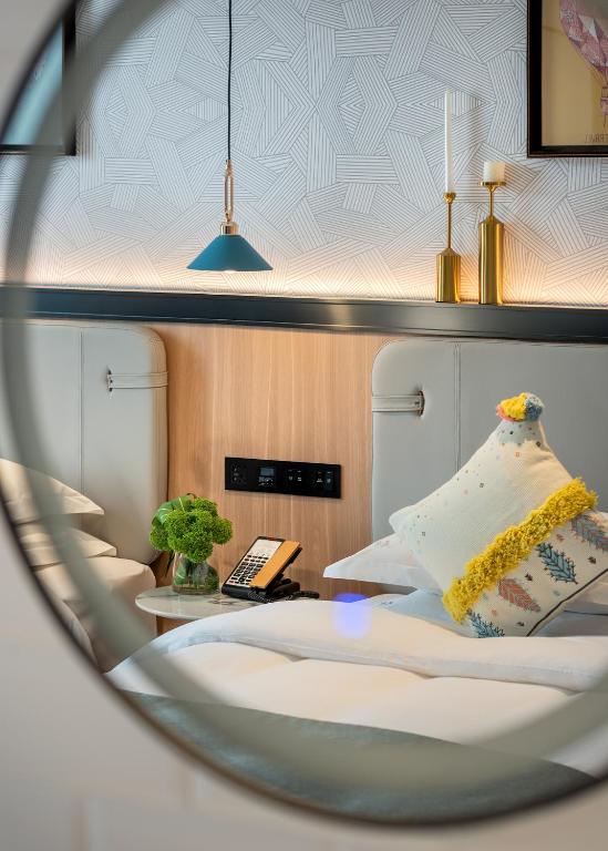 Postel nebo postele na pokoji v ubytování Lijiang MΛISON Hotel
