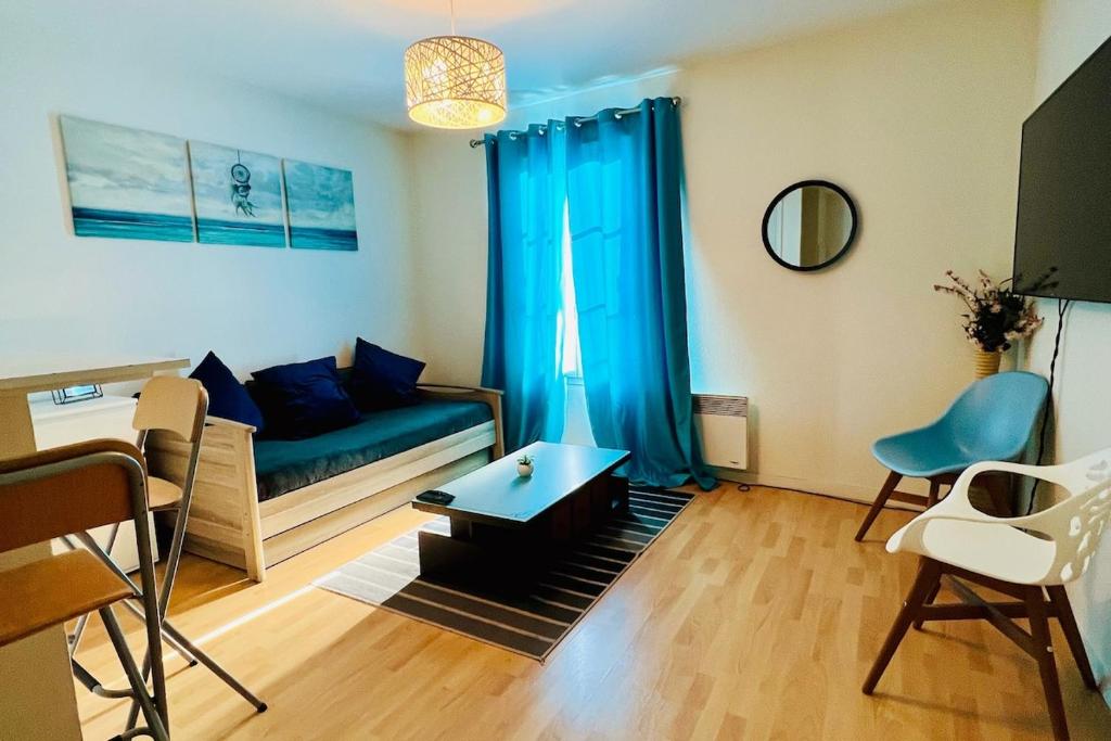 un salon avec un canapé et une table dans l'établissement Stylish apartment a stone's throw from Disneyland Paris, à Serris