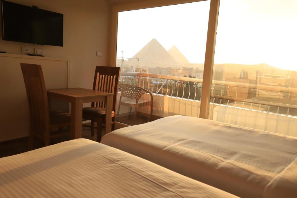 Postel nebo postele na pokoji v ubytování Rosetta Pyramids Inn