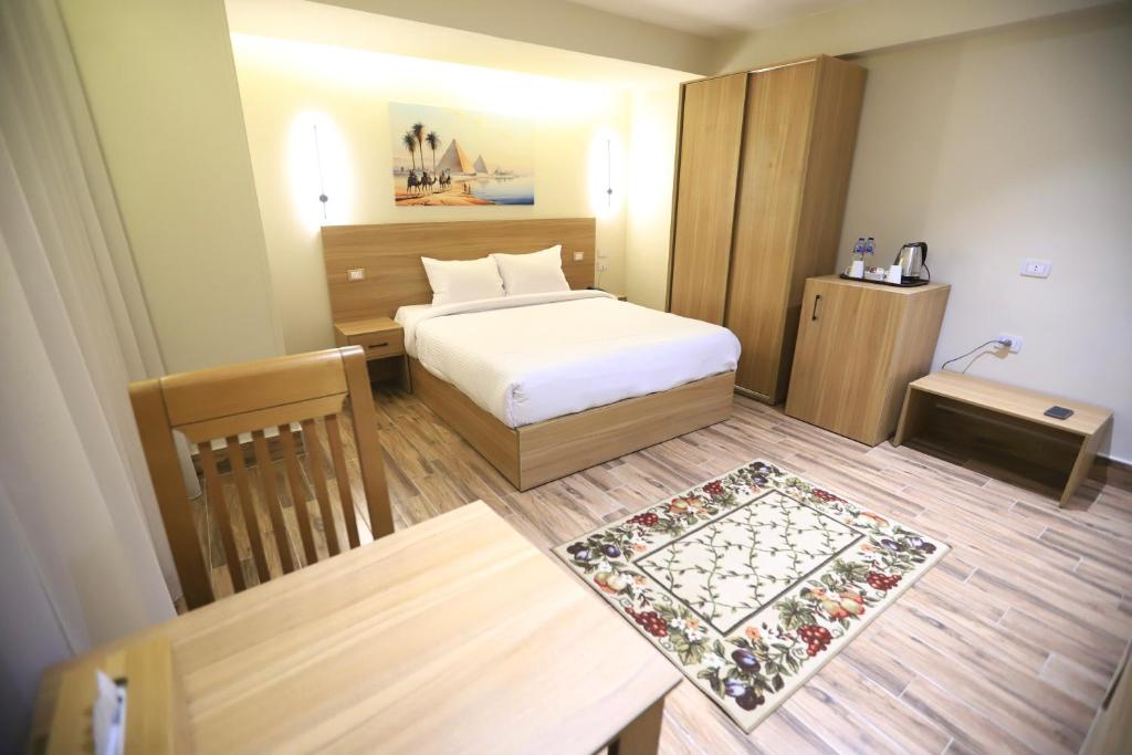 Postel nebo postele na pokoji v ubytování Rosetta Pyramids Inn