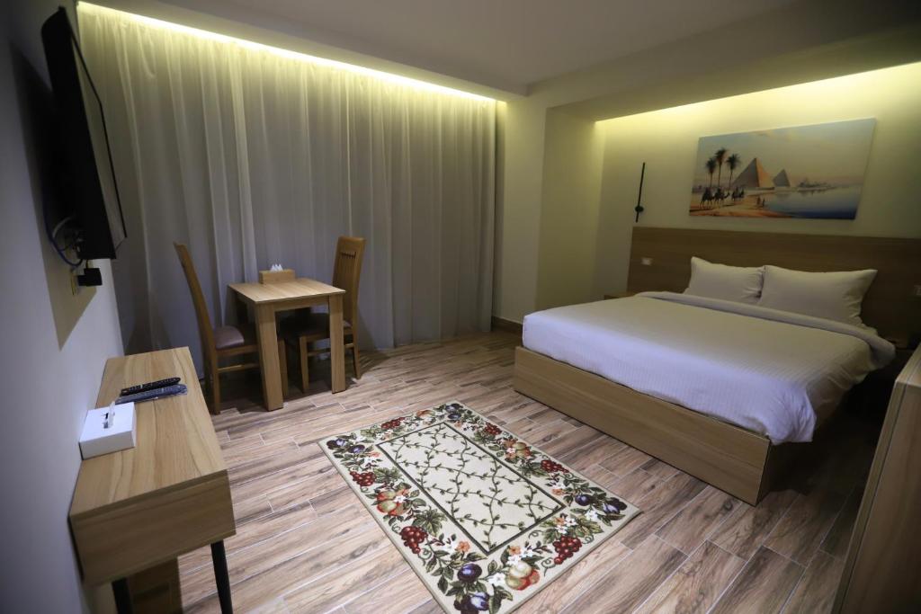 Postel nebo postele na pokoji v ubytování Rosetta Pyramids Inn