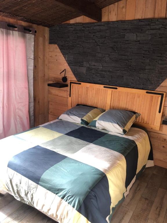 une chambre avec un grand lit avec une tête de lit en bois dans l'établissement Artin 2, à Marseille