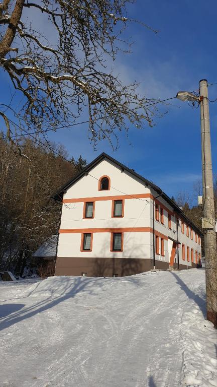 Tkalcovna U Zlatého potoka v zimě