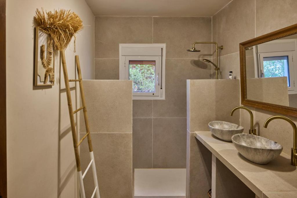 a bathroom with two sinks and a mirror at Casa El Sueño in Jávea