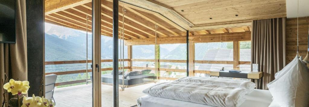 Postel nebo postele na pokoji v ubytování Hotel Albion Mountain Spa Resort Dolomites