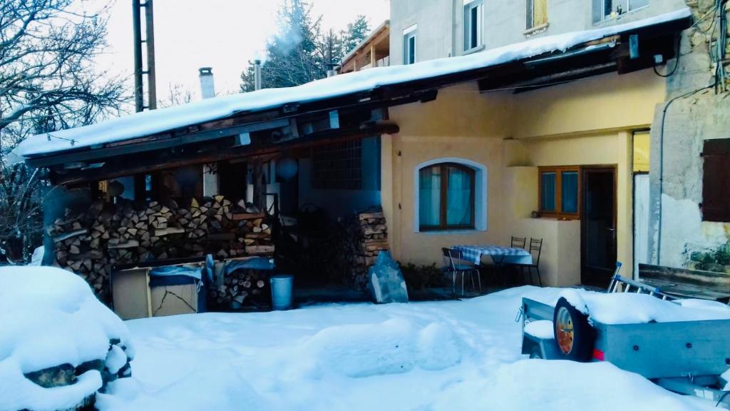 une maison avec de la neige devant elle dans l'établissement Joli duplex en montagne, à Risoul