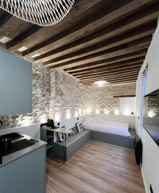 Cette chambre comprend un lit et un bureau. dans l'établissement TheStudioFamily, à Dijon