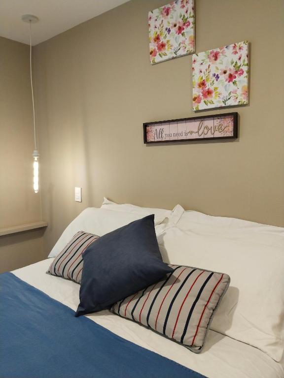 Ένα ή περισσότερα κρεβάτια σε δωμάτιο στο Comoda Suite 1619