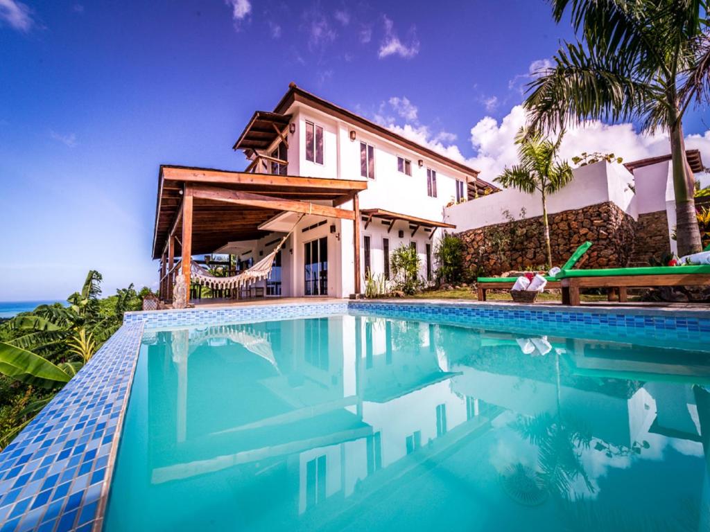 una piscina frente a una casa en Villa Solymar en Las Terrenas
