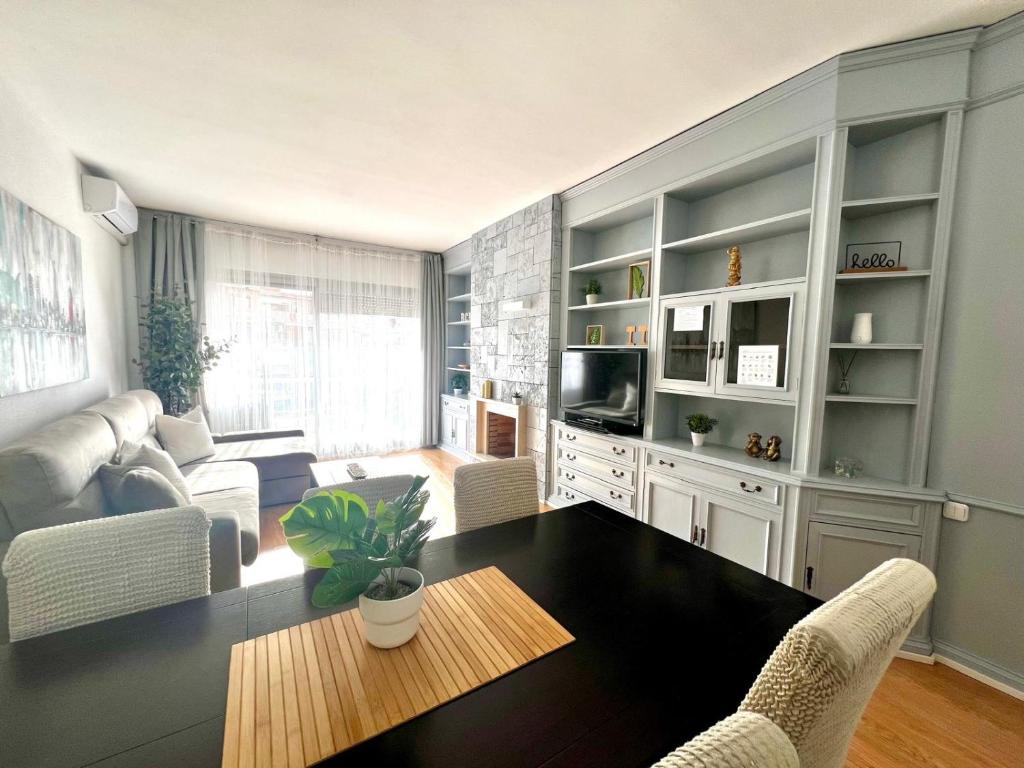 TV a/nebo společenská místnost v ubytování Family-Friendly Home in Central Barcelona 4BDR