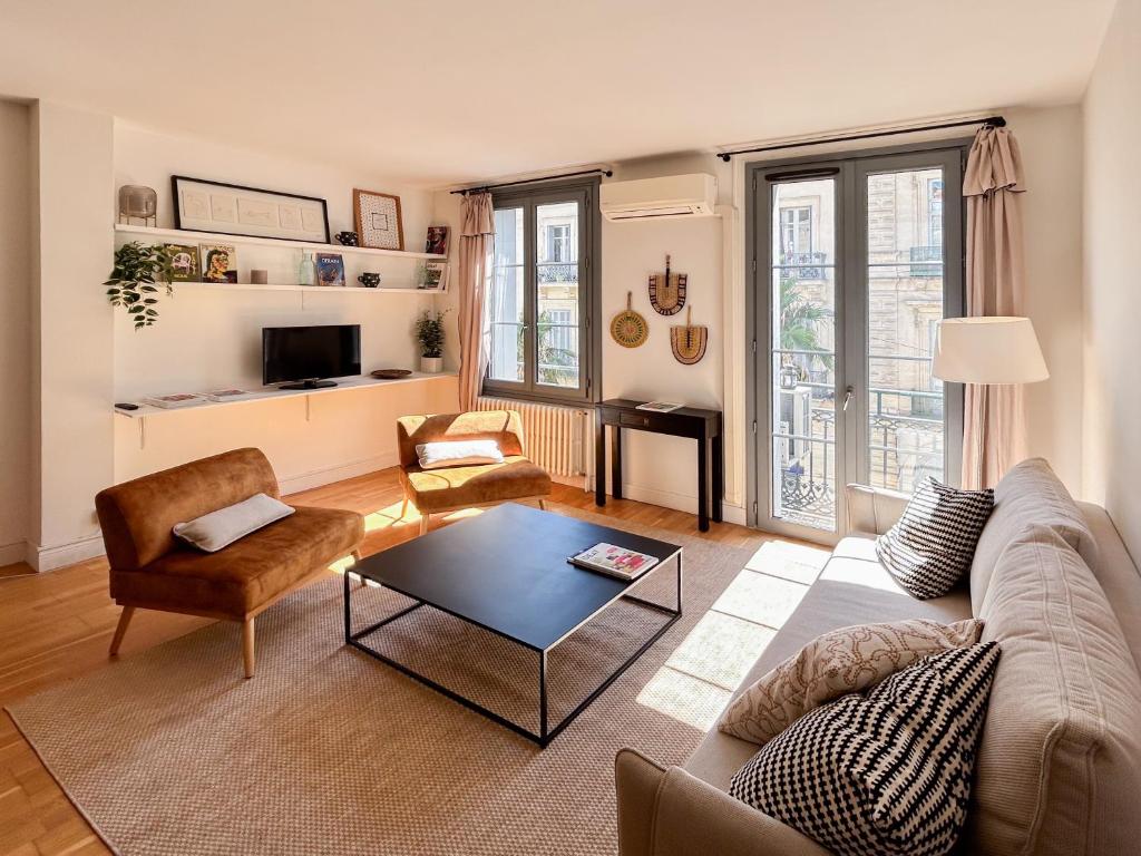 un salon avec un canapé et une table dans l'établissement Jeu De Paume, à Montpellier