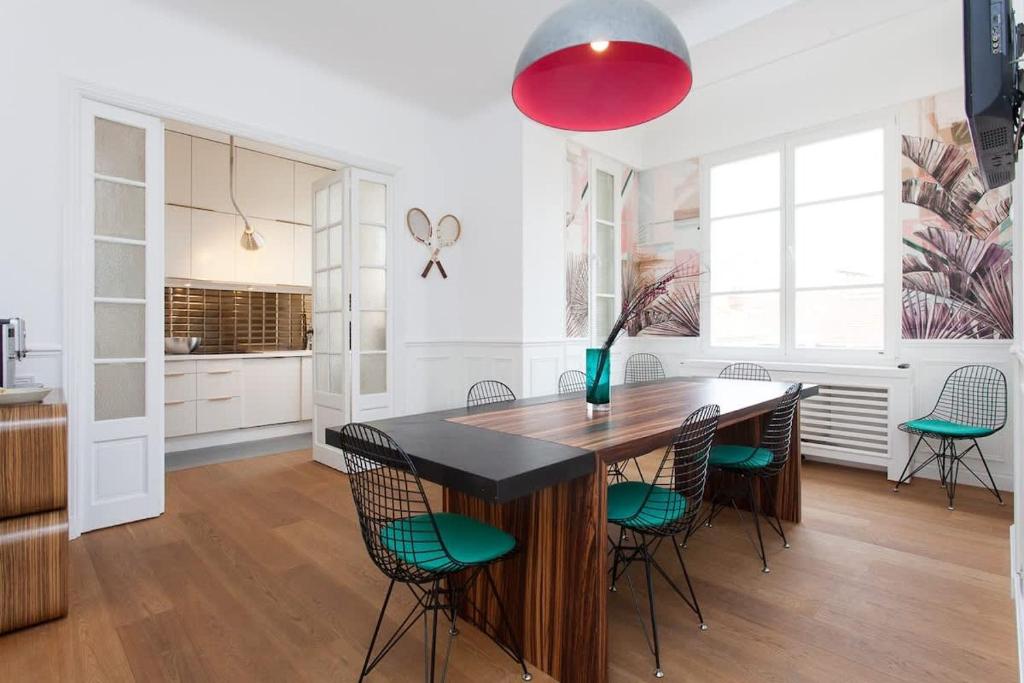 une cuisine avec une table et des chaises dans une pièce dans l'établissement Palais area 4 beds - 4 baths, à Cannes