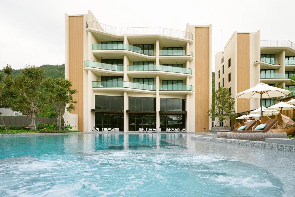 慕斯Viewpoint Khaoyai Hotel的建筑物前的游泳池