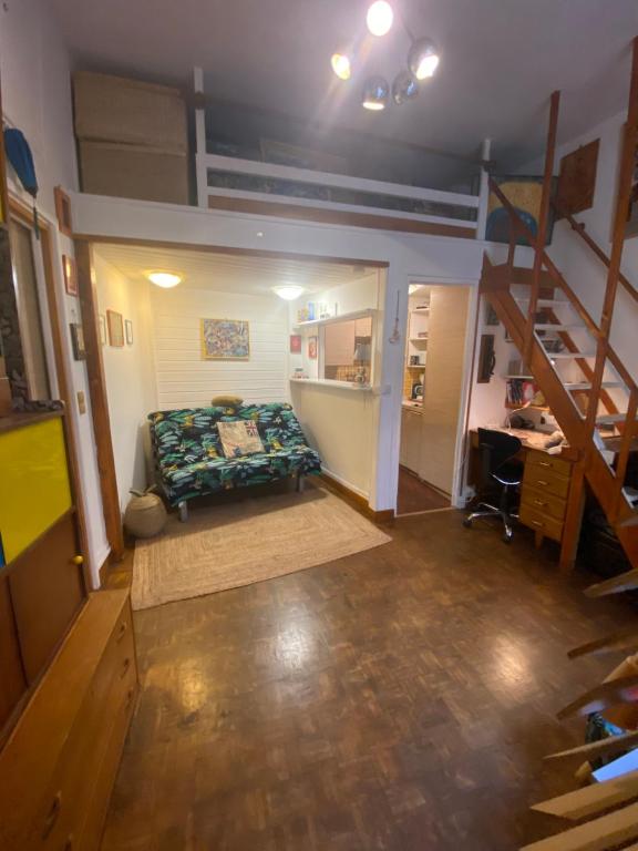 une chambre avec un lit superposé et un escalier dans l'établissement Petit appartement au cœur de PARIS, à Paris
