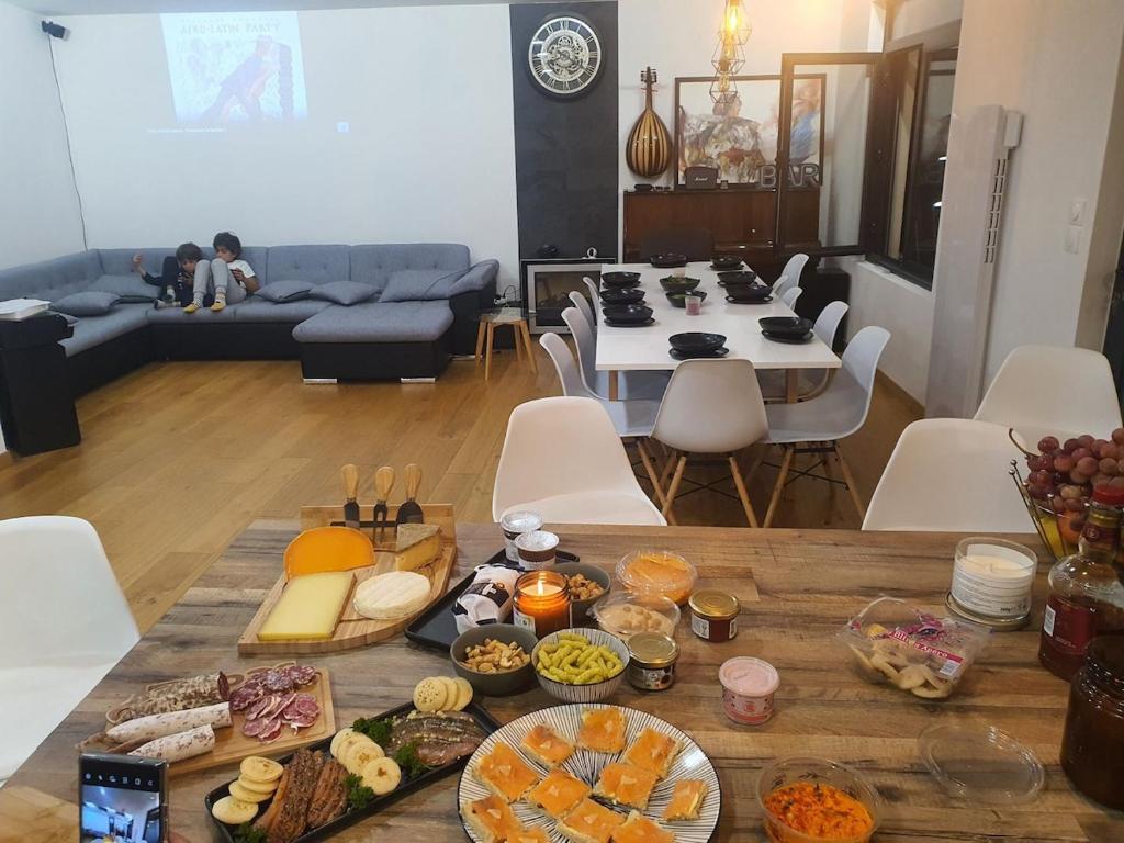 un salon avec une table avec de la nourriture dessus dans l'établissement House,Parc expo villepinte,CDG,Disney, à Aulnay-sous-Bois