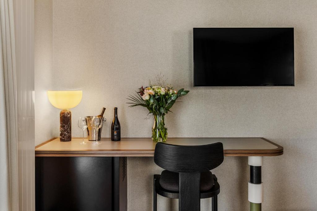 Televisyen dan/atau pusat hiburan di Hotel D - Basel - Fully Renovated 2025