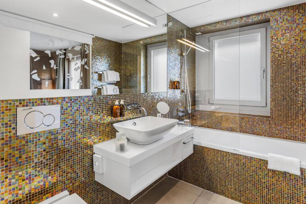 Bilik mandi di Hotel D - Basel - Fully Renovated 2025