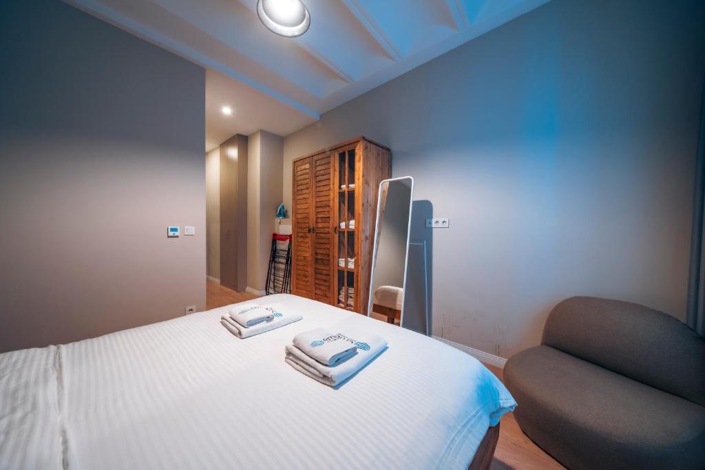 Postel nebo postele na pokoji v ubytování Kuledibi Suites, Historical 1-bedroom apartment No-6