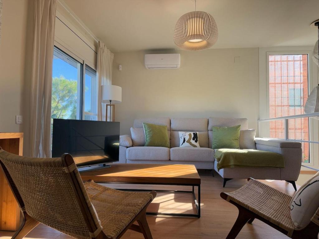 una sala de estar con un sofá y una mesa en Villa Leonardo, en Castelldefels