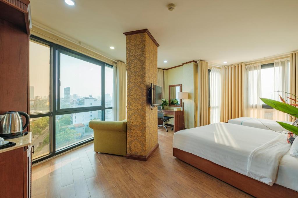 Postel nebo postele na pokoji v ubytování Sunset Westlake Hanoi Hotel
