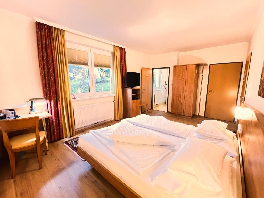 Postel nebo postele na pokoji v ubytování Der Marienhof Hotel Garni