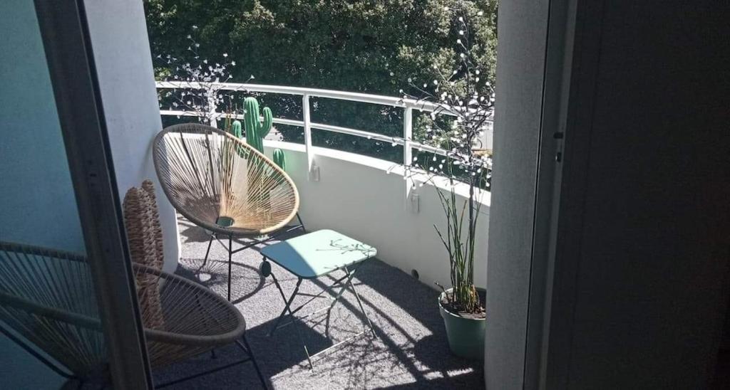 d'un balcon avec deux chaises et une balustrade. dans l'établissement Studio - Les Voiles de La Baule, à La Baule