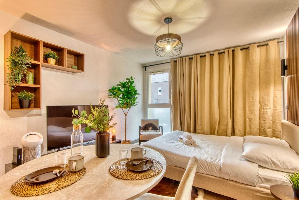 un salon avec une table et un canapé dans l'établissement La Suite Yak - Très beau studio - Charpennes-Tonkin, à Villeurbanne