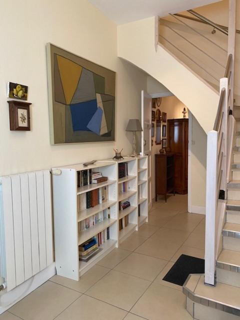 un salon avec un escalier et une peinture murale dans l'établissement Maison de ville 4pers avec jardinet et garage - V0549, à Vias