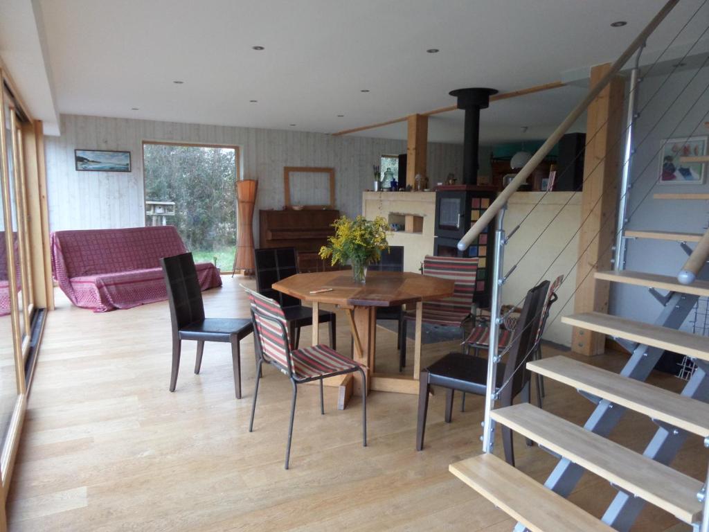 une salle à manger et un salon avec une table et des chaises dans l'établissement La maison du Bignon, à Saint-Gildas-de-Rhuys