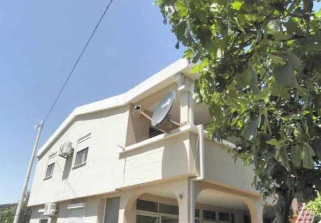un edificio blanco con una ventana en el costado en Apartments Masa, en Sutomore