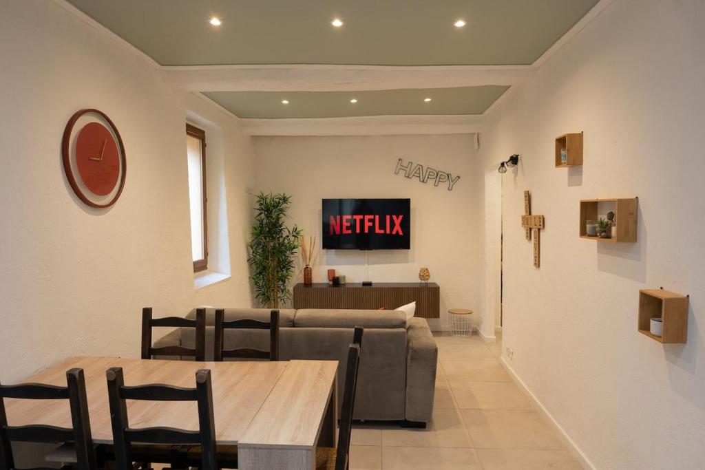 un salon avec un canapé et une table dans l'établissement Appartement familial au coeur du Vieil Antibes, à Antibes