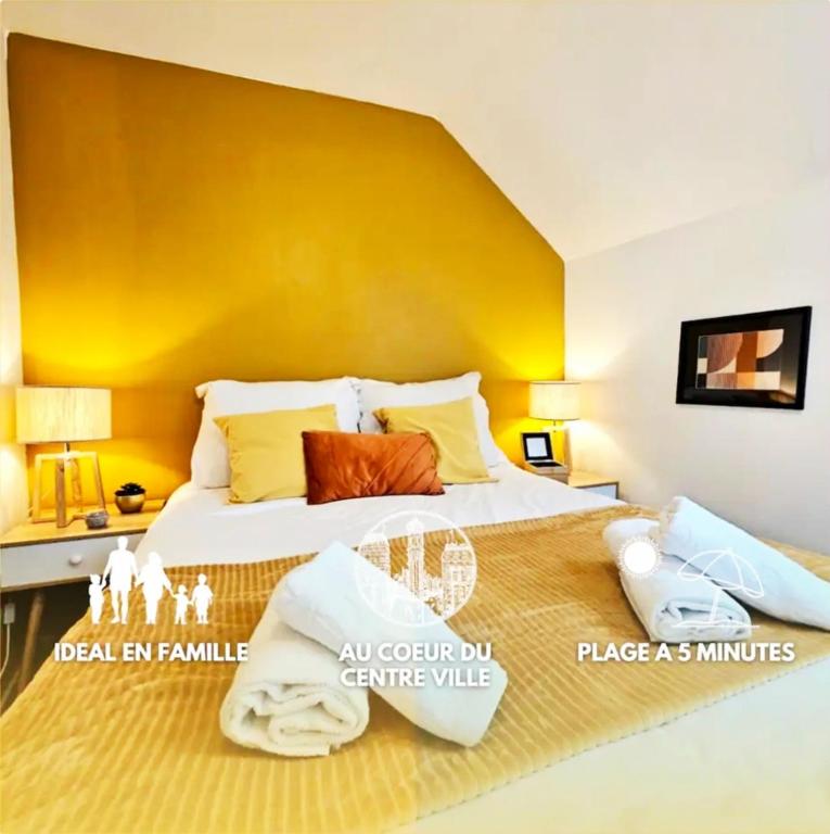 - une chambre avec un grand lit et un mur jaune dans l'établissement Lumineux Duplex proche Place Dalton et Remparts, à Boulogne-sur-Mer