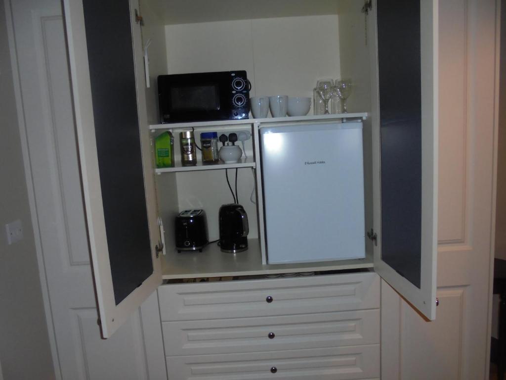 una cucina con armadio e frigorifero di Cliff Haven a Derren