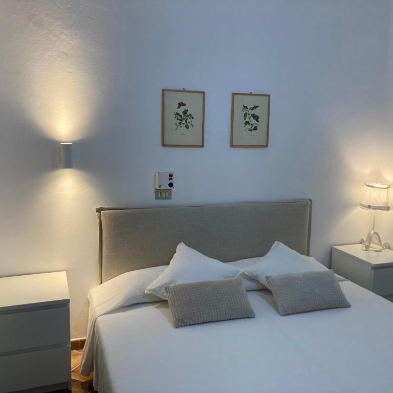 Postel nebo postele na pokoji v ubytování En-suite Quadruple Room-Giardino A Mare