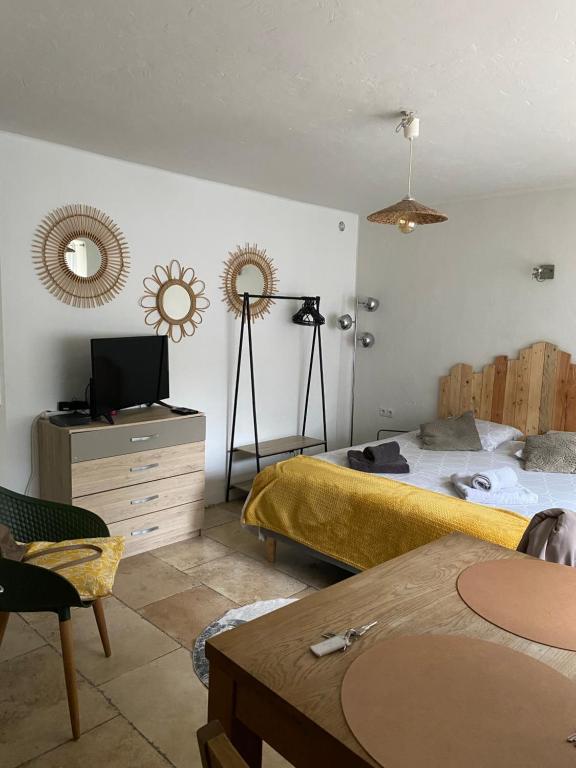 - une chambre avec 2 lits et une télévision dans l'établissement Studio La Source Claire, à LʼIsle-sur-la-Sorgue