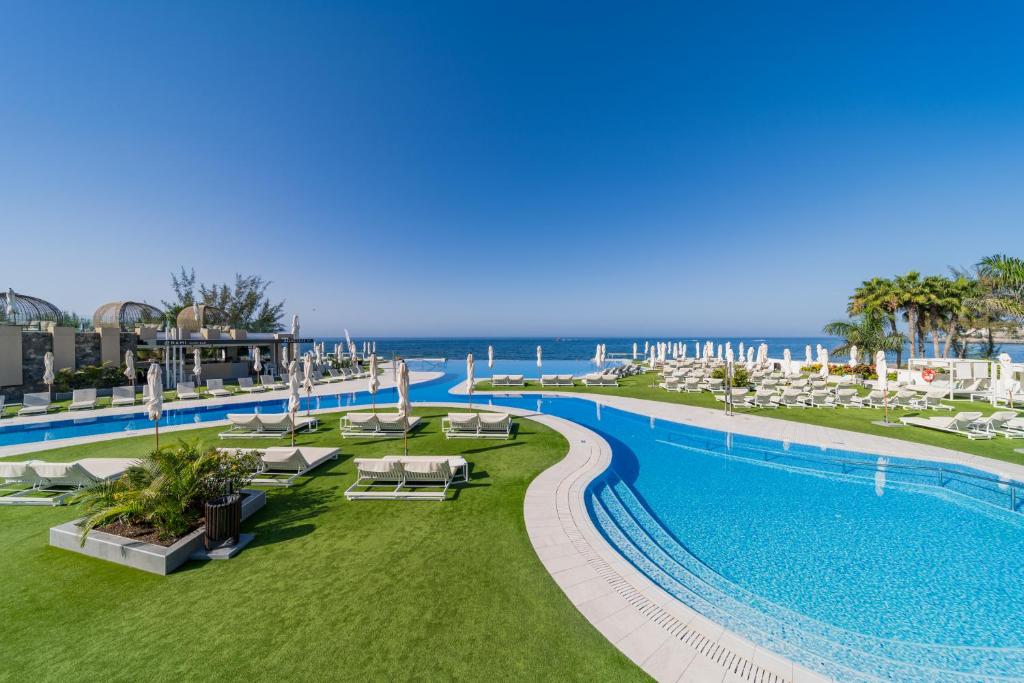 Bazén v ubytování Resort Cordial Santa Águeda & Perchel Beach Club nebo v jeho okolí