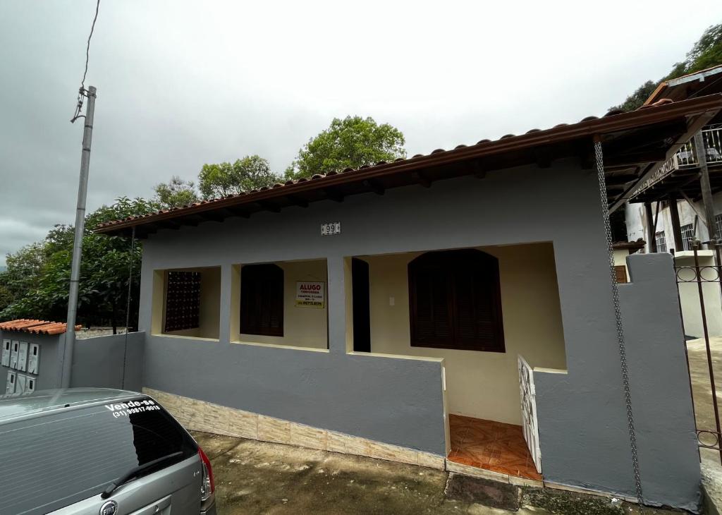 ein Haus mit einem davor geparkten Auto in der Unterkunft Casa Encanto de Lavras Novas - MG in Lavras Novas